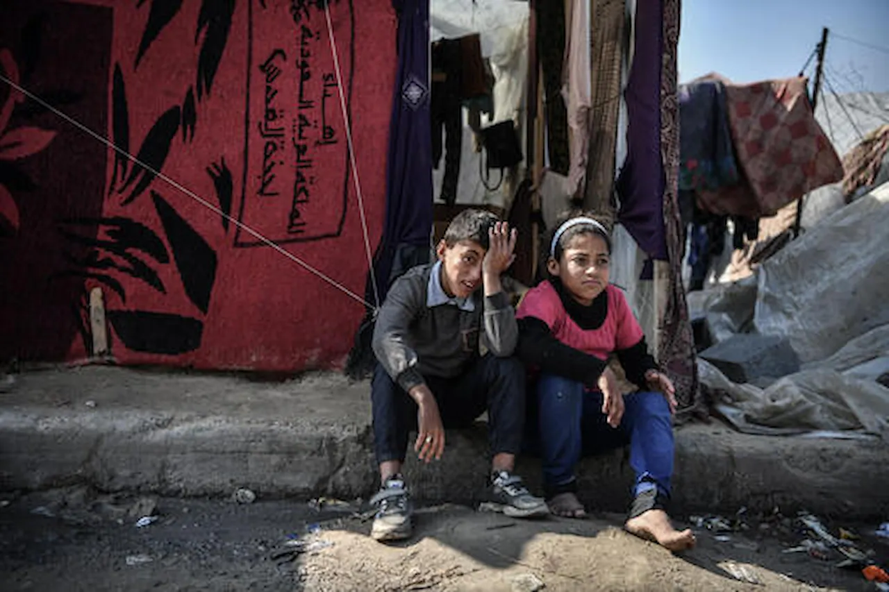 Niños palestinos, Muhammad, de 11 años, y su hermana, Hala, de 12, tienen signos de agotamiento, ya que pasa largas horas haciendo cola para conseguir poca agua y poca comida todos los días / Foto: UNICEF