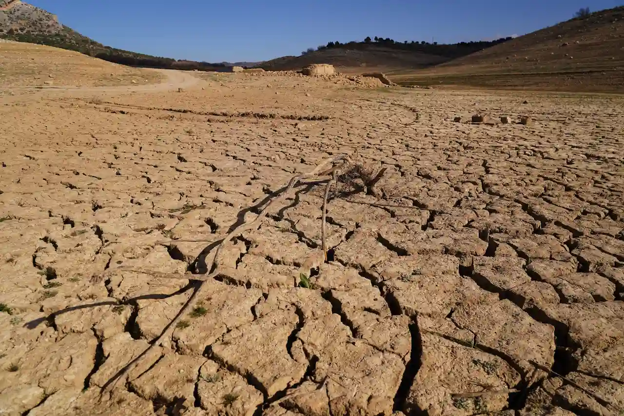 Los ingresos de la economía mundial bajarán en un 19% por el cambio climático. El embalse de Guadalteba, a 3 de febrero de 2024 en Málaga / Foto: Álex Zea-EP