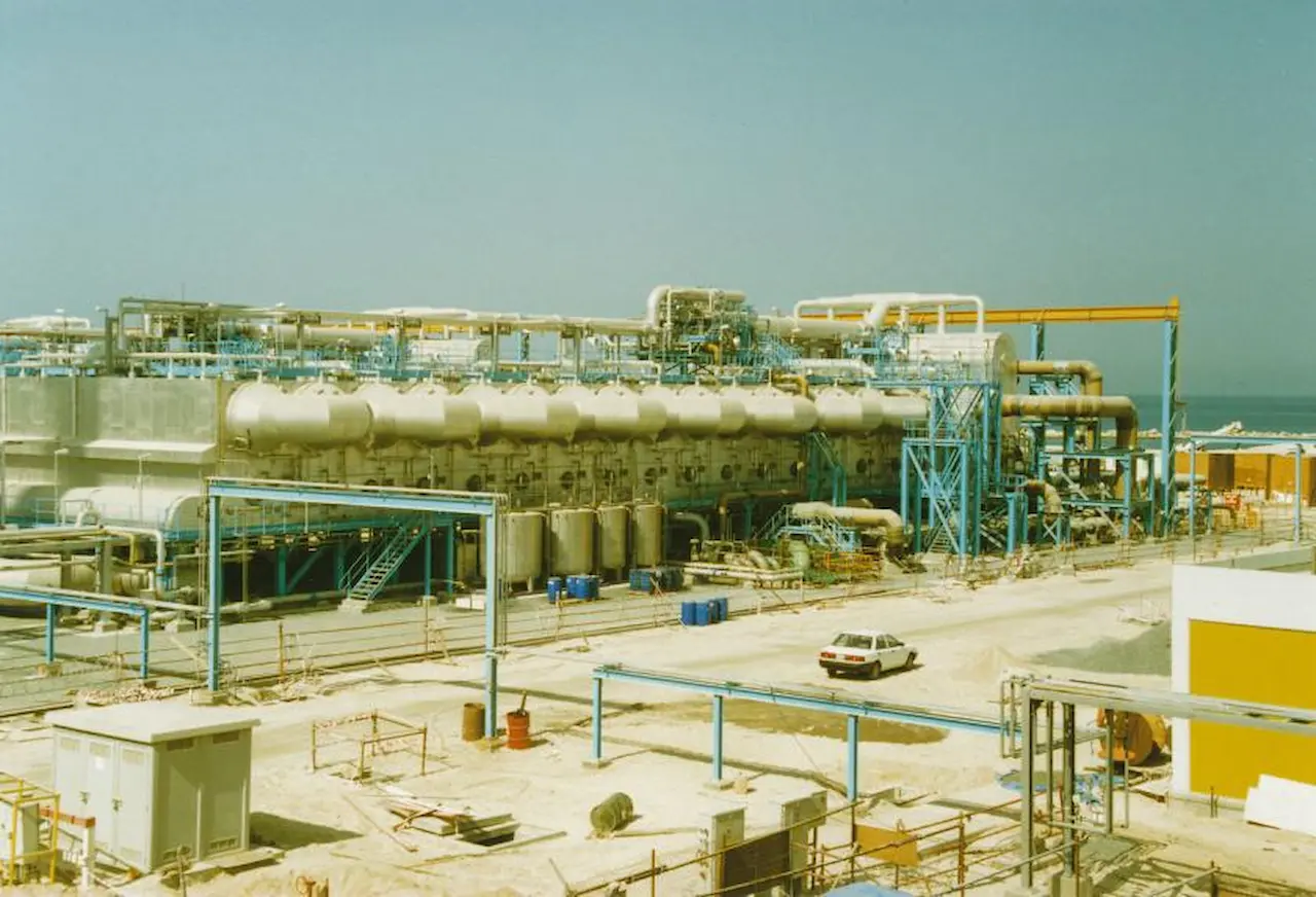 Cosas a saber sobre la desalinización. Planta desalinizadora de Al Kaluf en Omán / Foto: Wikipedia
