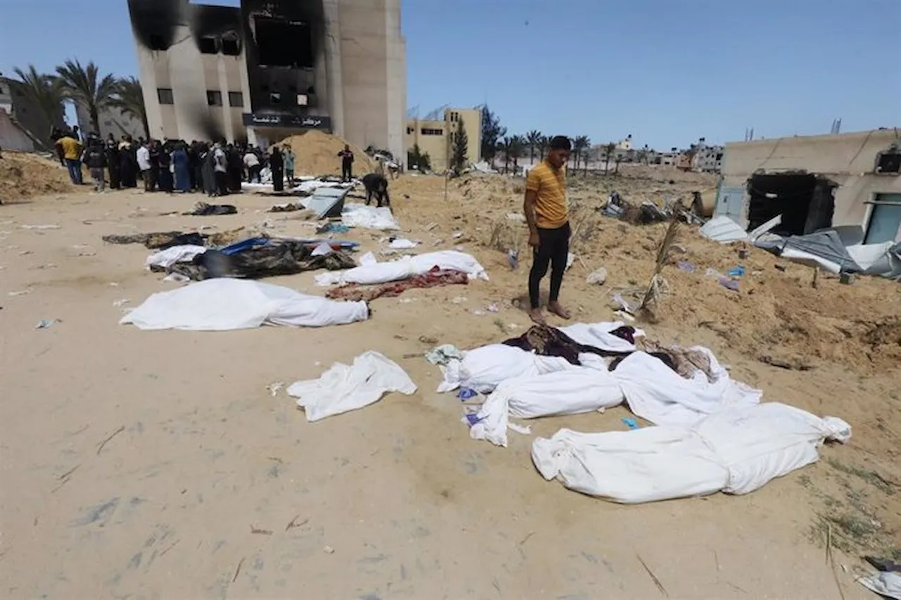 Cadáveres hallados en una fosa común en el recinto del Hospital Nasser de Jan Yunis, en la Franja de Gaza / Foto: EP