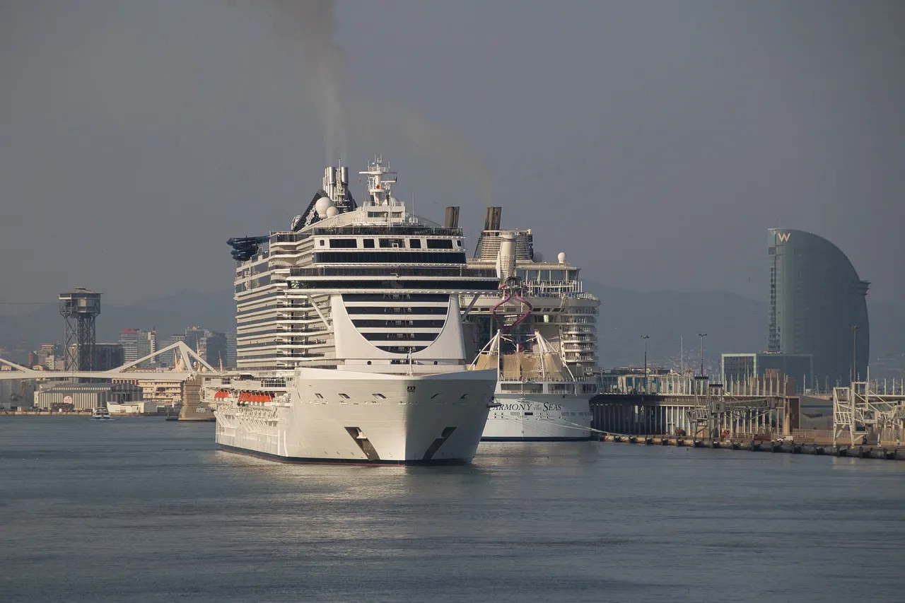 Nuevas normas más estrictas de calidad del aire. Cruceros en el puerto de Barcelona / Foto: PB