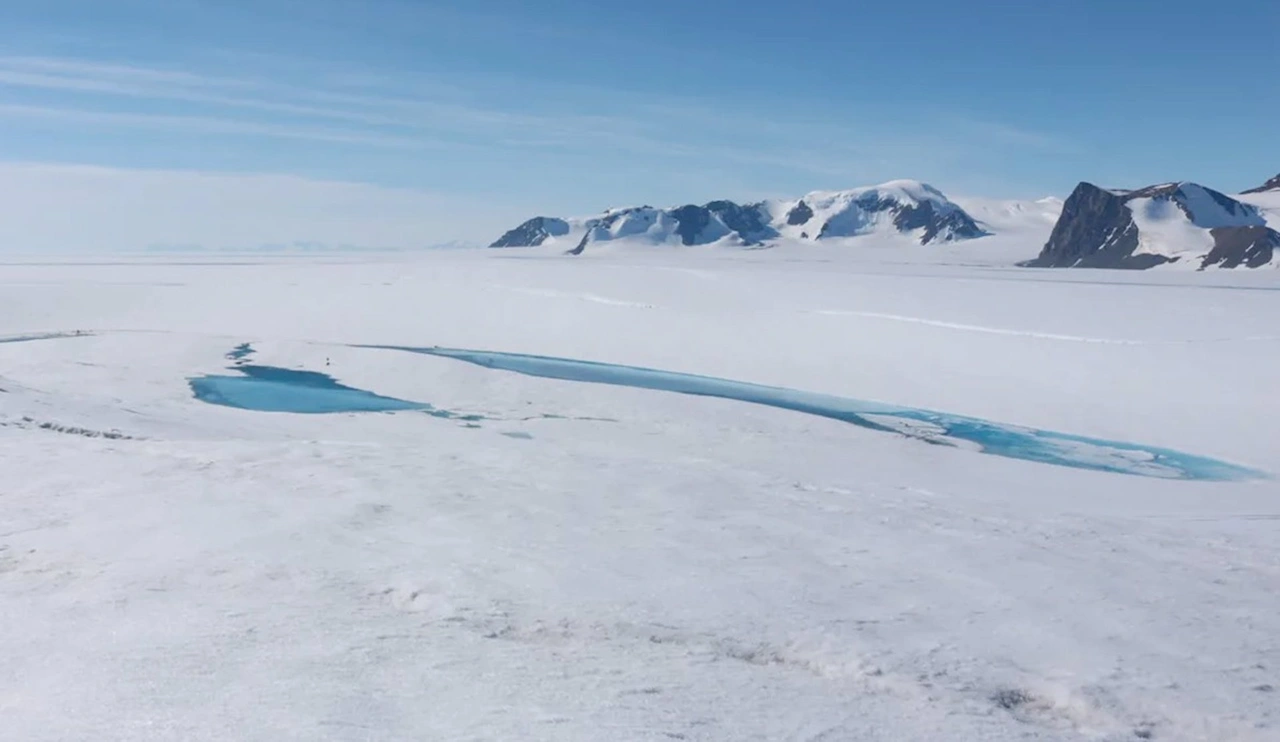 El repetido llenado y drenaje de las piscinas provocado por el deshielo debilita el hielo / Foto: EP