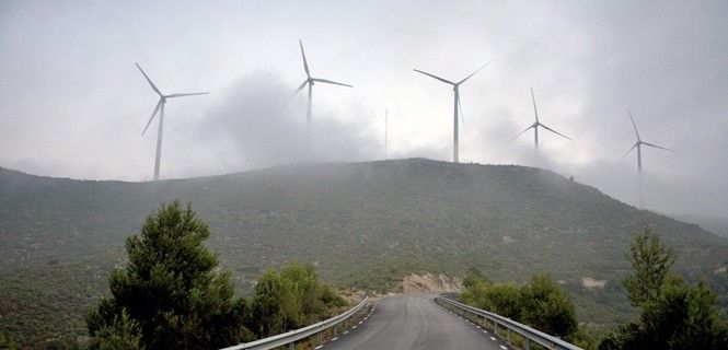 Aerogeneradores sobre una colina de l'Anoia, Barcelona. Con el viento a favor / Foto: Josep Cano