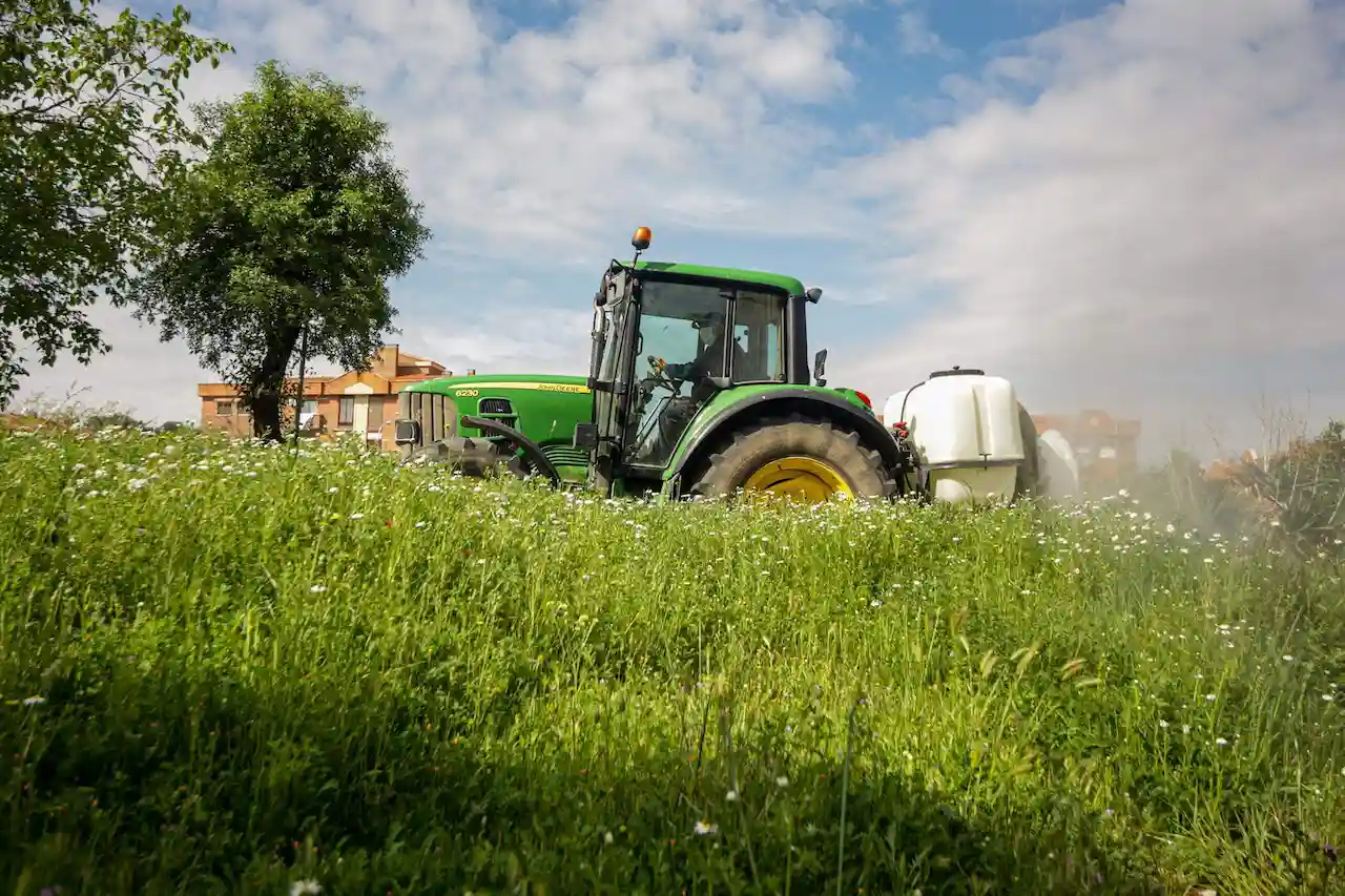 Un agricultor montado en su tractor.  Política Agraria Común PAC / Foto: Archico: EP