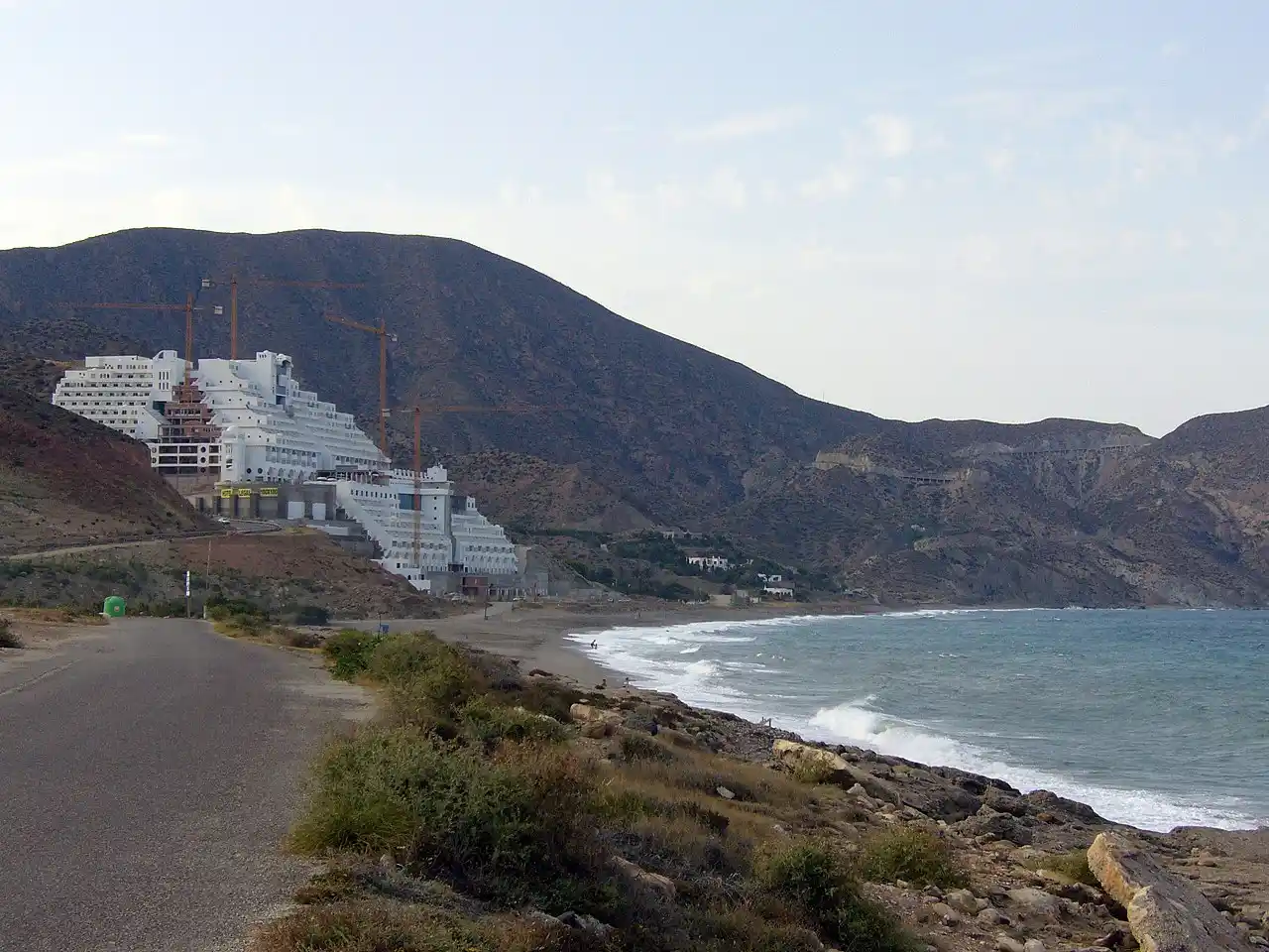 La Junta rechaza debates porque el hotel del Algarrobico es ilegal / Foto: Wikipedia