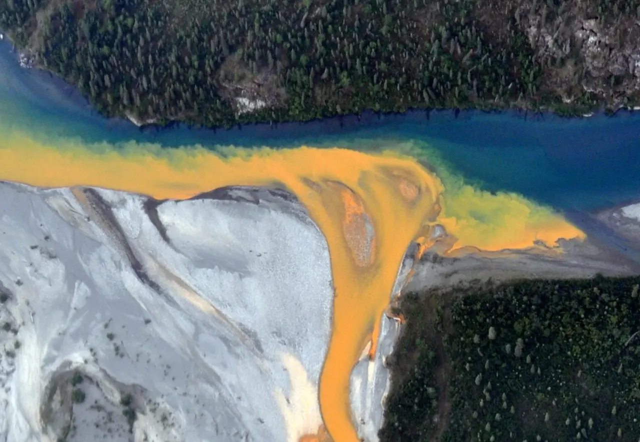 Teñido naranja de los ríos de Alaska. Una vista aérea del río Kutuk en el Parque Nacional Puertas del Ártico  / Foto: Ken Hill - National Park Service