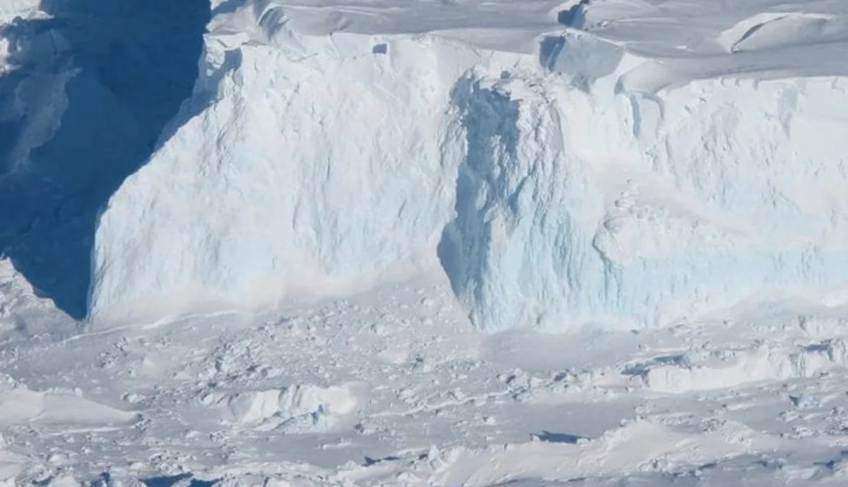 Le maree minano il massiccio ghiacciaio Thwaites in Antartide
