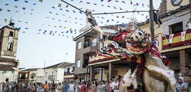 En el pueblo toledano de Carpio de Tajo, cada 25 de julio se organizan las 'corridas de gansos', en las que los jinetes al galope deben arrancar la cabeza de las aves / Foto: Kike Carbajal - EP