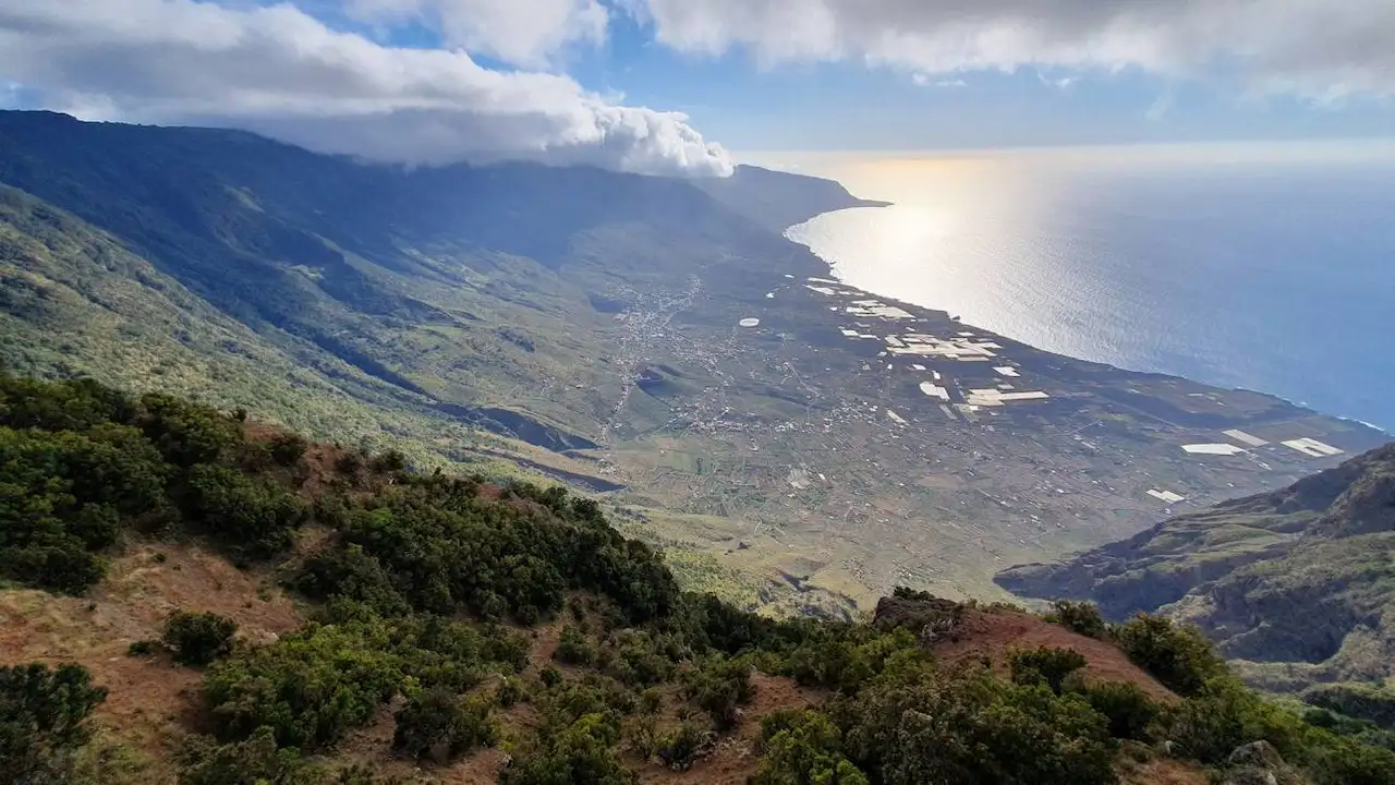 Valle de El Golfo desde el mirador de Jinama, en la isla canaria de El Hierro / Foto: SINC