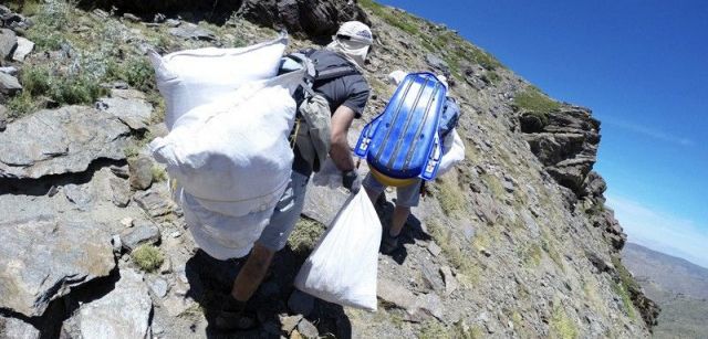 El grupo debe llevar a cuestas la basura recogida en parajes de difícil acceso / Foto: Batallón Basurista