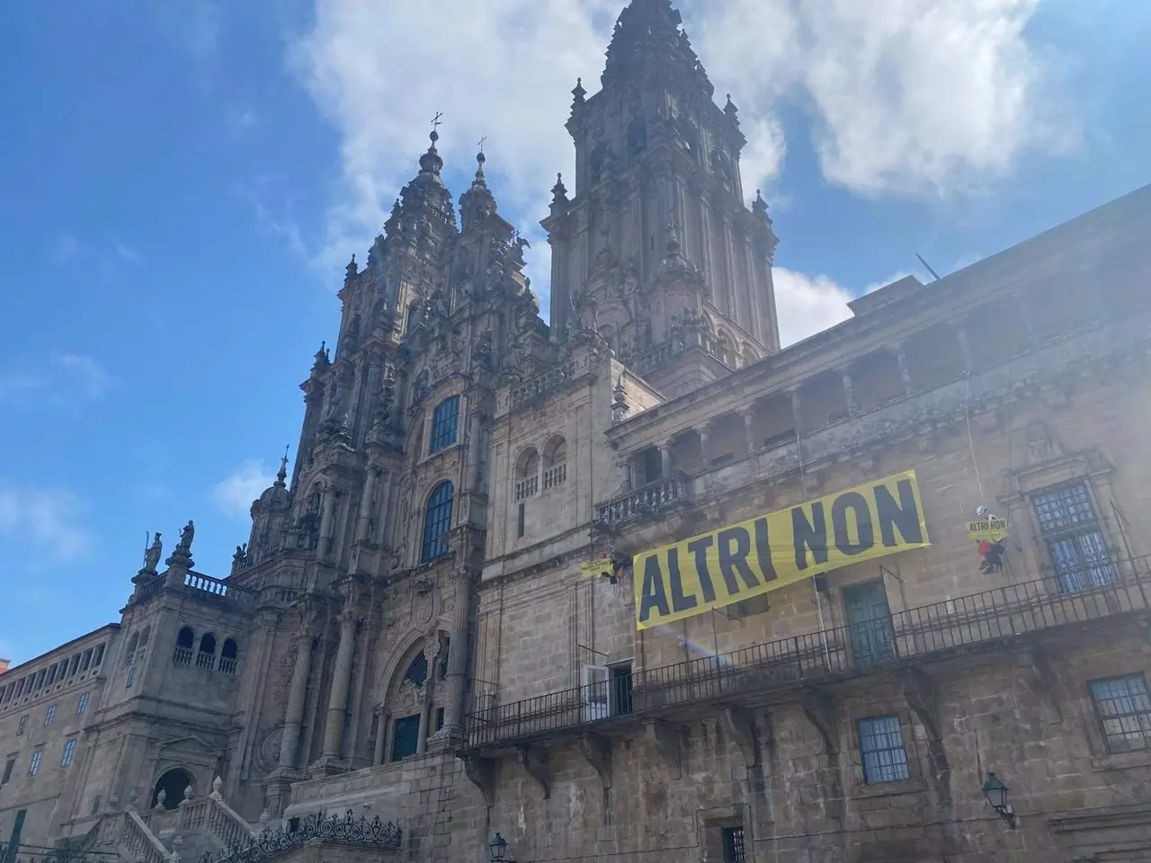 La pancarta de 'ALTRI NON' desplegada por Greenpeace / Foto: EP