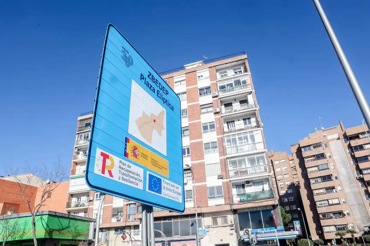 Un cartel anuncia la Zona de Bajas Emisiones (ZBE). Recibir las ayudas al transporte público / EP