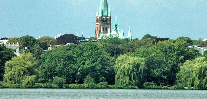 La iglesia de Sankt Johannis asoma tras una zona verde / Foto: City of Hamburg