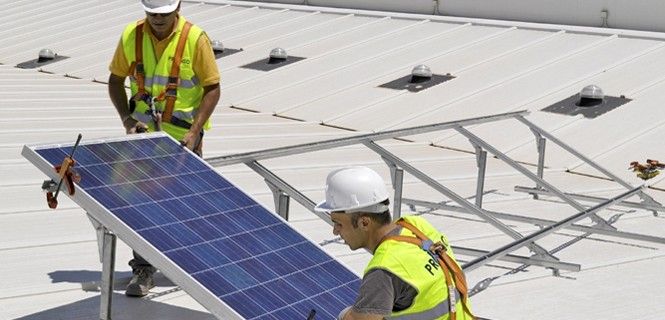 Instalación de placas de energía fotovoltaica / Foto: Grupo OPDE