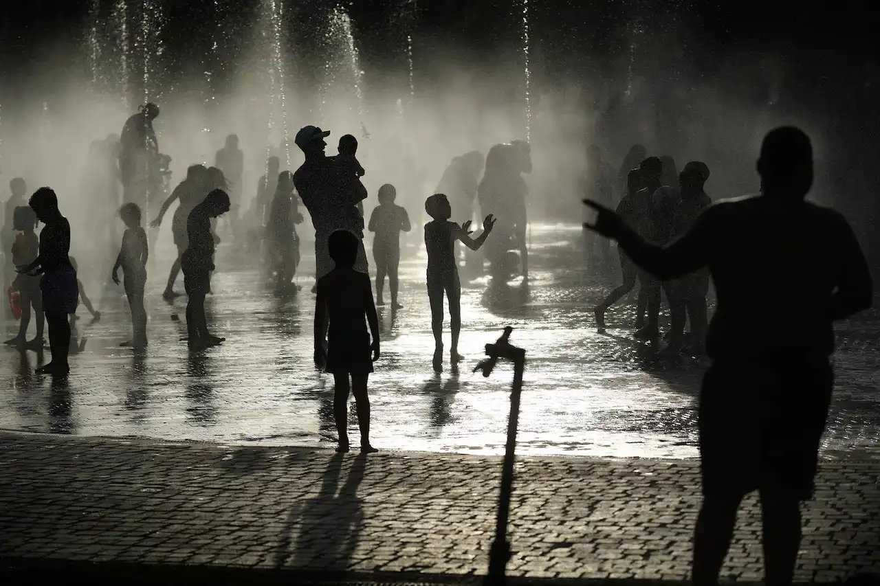Grupos de personas en la fuente transitable ‘los chorros o la playa de Madrid Río’, durante una ola de calor en 2022. Cálido / Imagen: EP