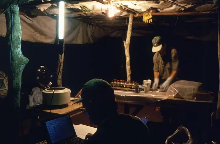 En la República Democrática del Congo, investigadores trabajan en un laboratorio de campo durante el seguimiento de un brote de mpox en 1997 En la República Democrática del Congo, investigadores trabajan en un laboratorio de campo durante el seguimiento de un brote de mpox en 1997