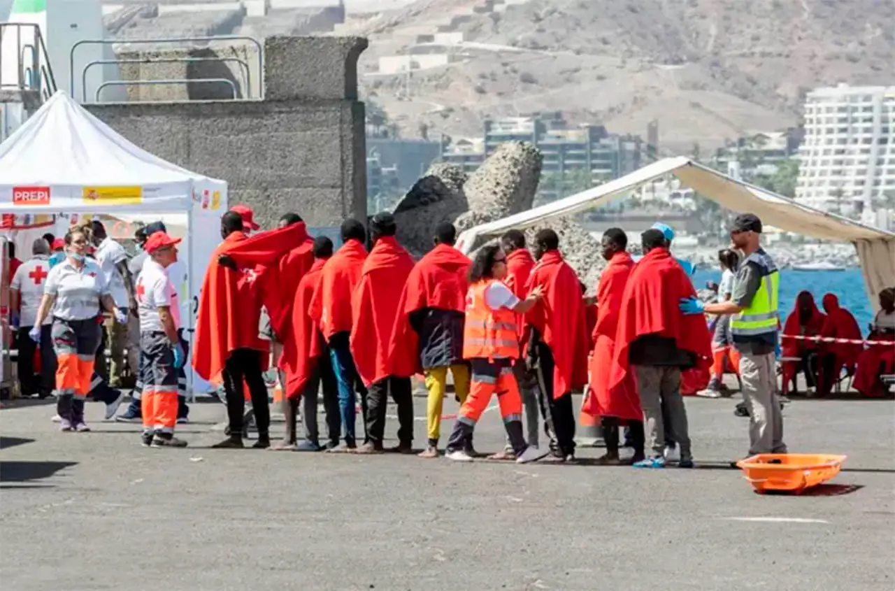 Varios migrantes son atendidos por los Servicios de Emergencias en el Muelle de Arguineguín, a 28 de agosto de 2024, en Gran Canaria, Canarias (España). DDHH / Foto: EP
