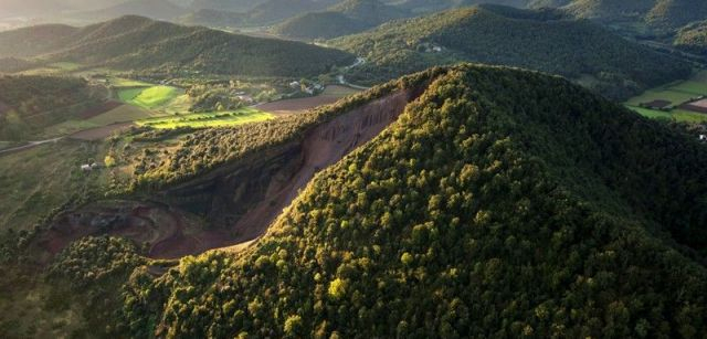 Vista aérea de los volcanes de La Garrotxa con el más joven, el Croscat, en primer término / Foto: Josep Cano