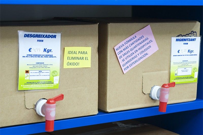 Los productos líquidos llegan a la tienda en contenedores de 20 kilos con un grifo para servirlos / Foto: Josep Cano