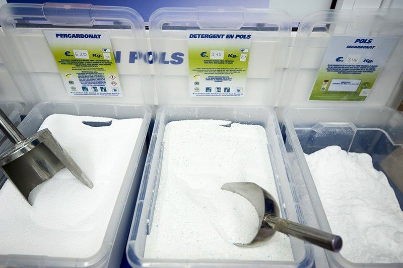 Algunos detergentes se venden en polvo y a peso / Foto: Josep Cano