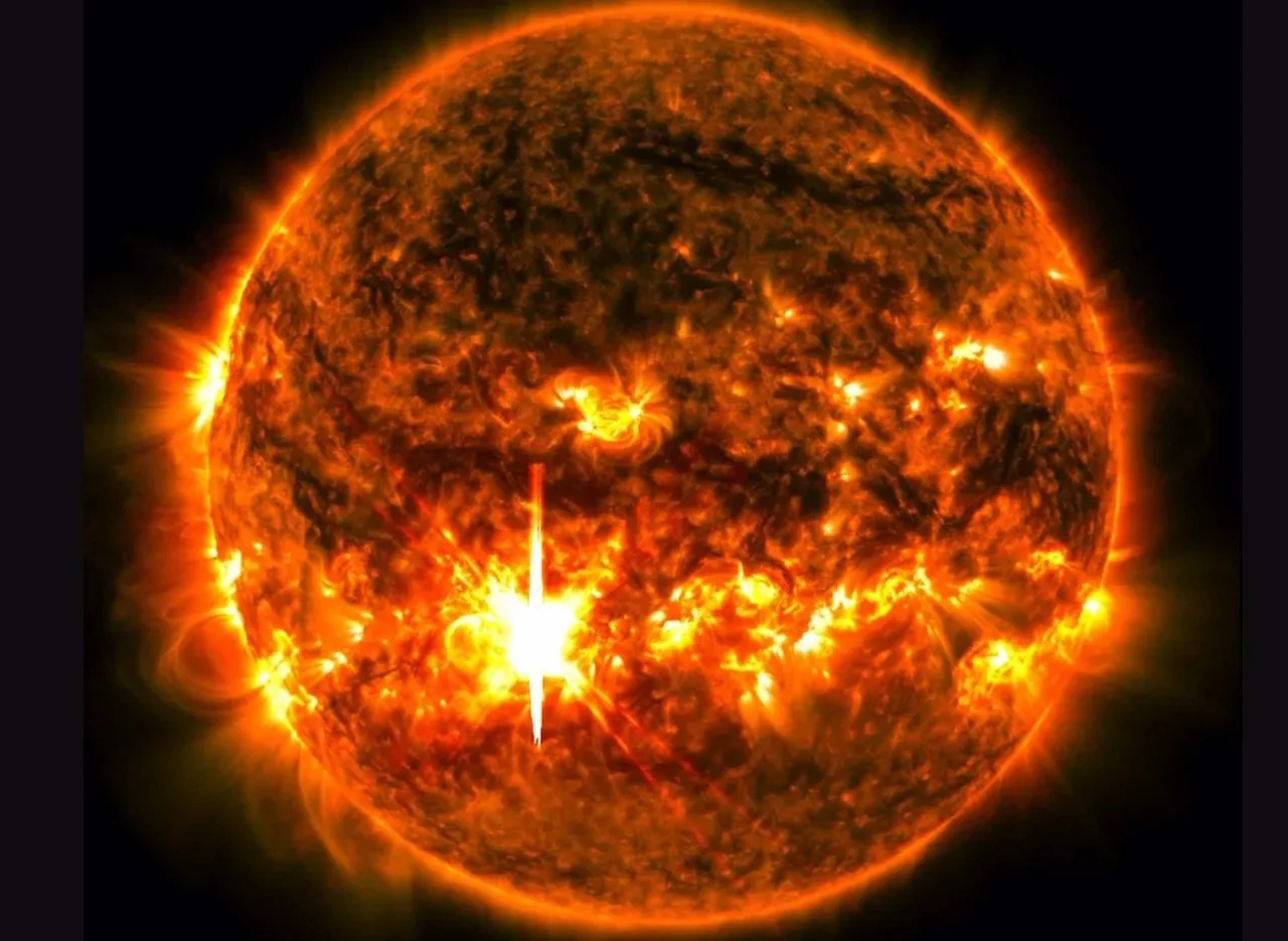 El Observatorio de Dinámica Solar (SDO) de la NASA capturó esta imagen de una llamarada solar, vista como el destello brillante en la parte inferior izquierda, el 1 de octubre de 2024 / Imagen: EP