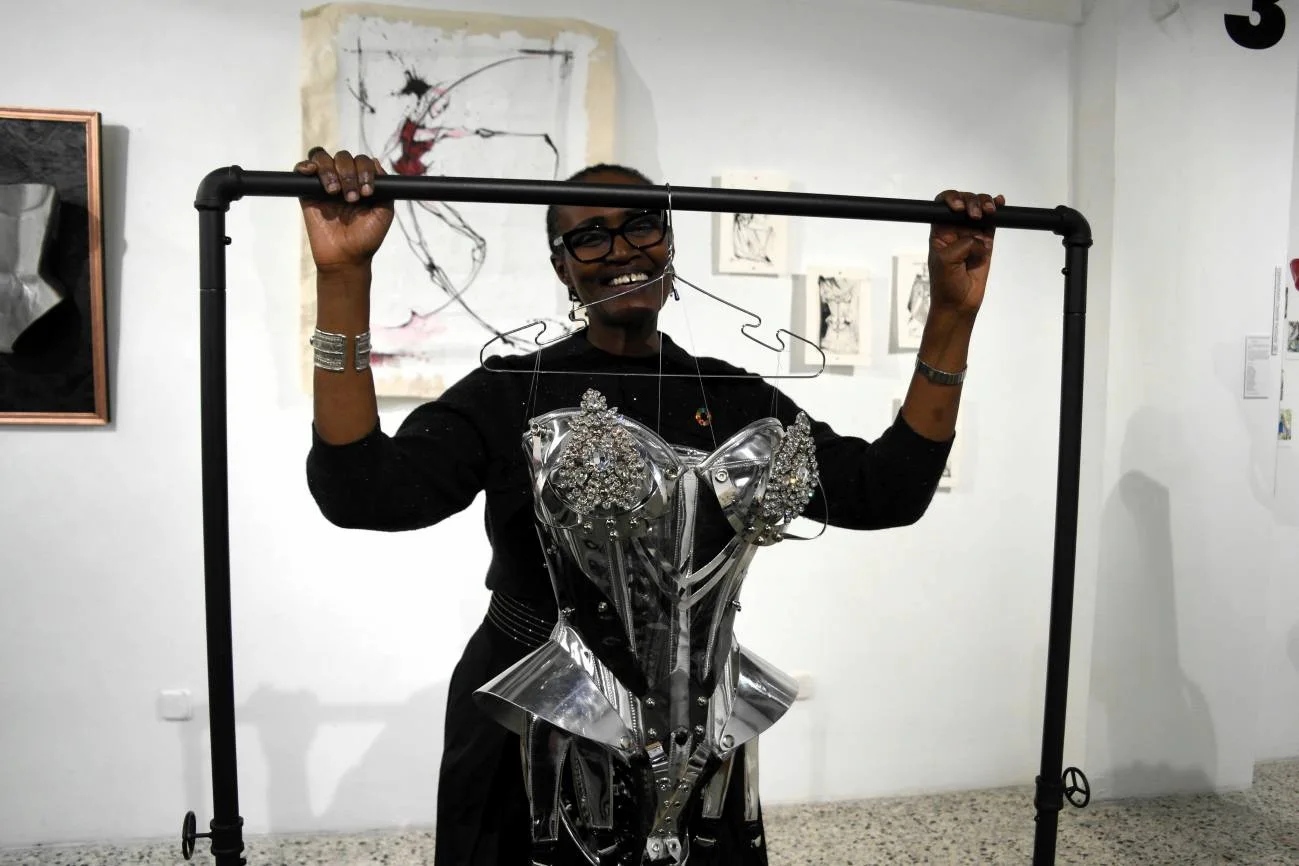 Acabar con el VIH y desterrar el estigma. Winnie Byanyima, directora ejecutiva de ONUSIDA, tras un corset de Cristian Caicedo durante su visita a exposición 'La Vida en Positivo' / Foto: Aser G. Rada