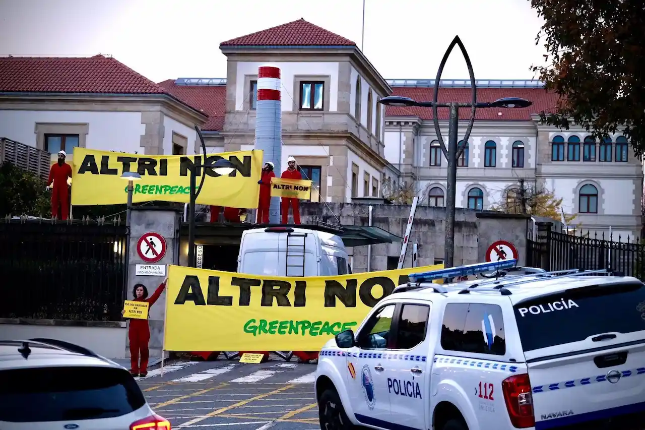 Protesta de activistas de Greenpeace contra Altri / Foto: Pedro Armestre-Greenpeace