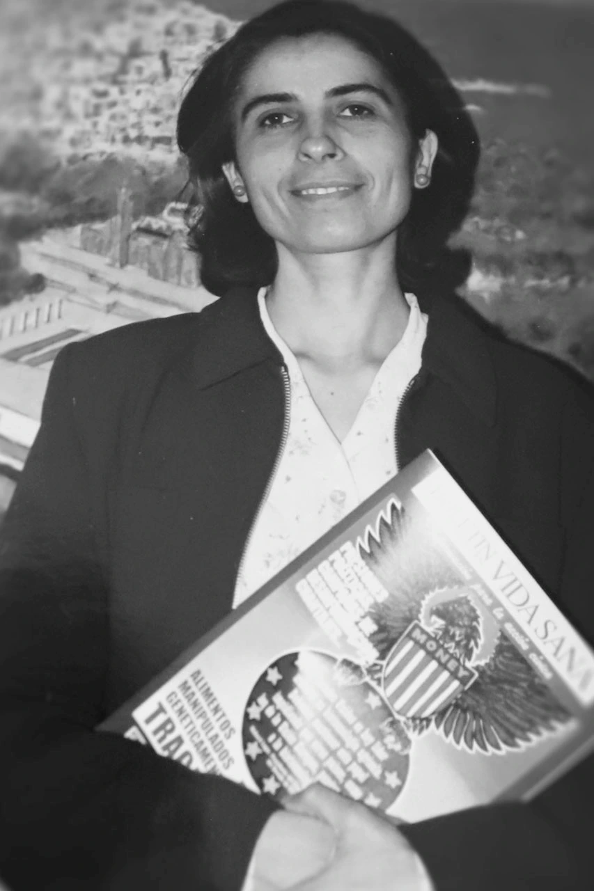 Angeles Para, en la década de 1990, en la que sostiene una publicación de Vida Sana / Foto: FA Angeles Para, en la década de 1990, en la que sostiene una publicación de Vida Sana / Foto: FA