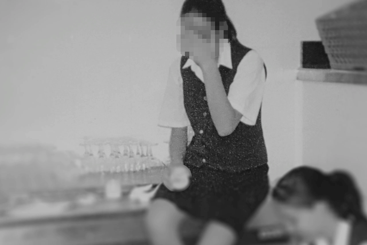 Una menor de edad (sin edad de trabajar) de la "secta comuna Vida Sana" trabaja en un establecimiento de la cadena de tiendas y restaurantes Comme Bio en la década de 1990 / Foto: FA Una menor de edad (sin edad de trabajar) de la "secta comuna Vida Sana" trabaja en un establecimiento de la cadena de tiendas y restaurantes Comme Bio en la década de 1990 / Foto: FA