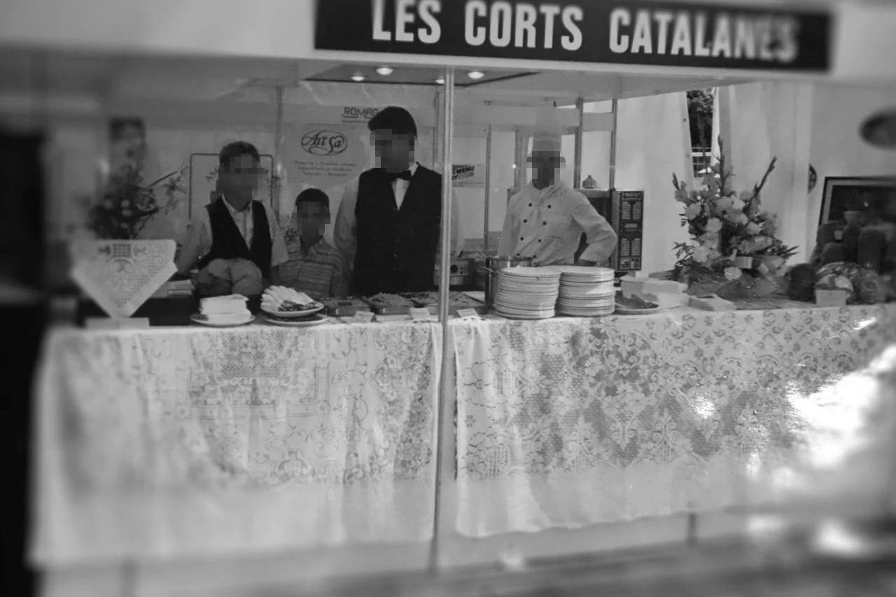 Dos menores (sin edad para trabajar) trabajan en un puesto de venta conjunto del restaurante Les Corts Catalanes y la panaderia ArtSa / Foto: FA Dos menores (sin edad para trabajar) trabajan en un puesto de venta conjunto del restaurante Les Corts Catalanes y la panaderia ArtSa / Foto: FA