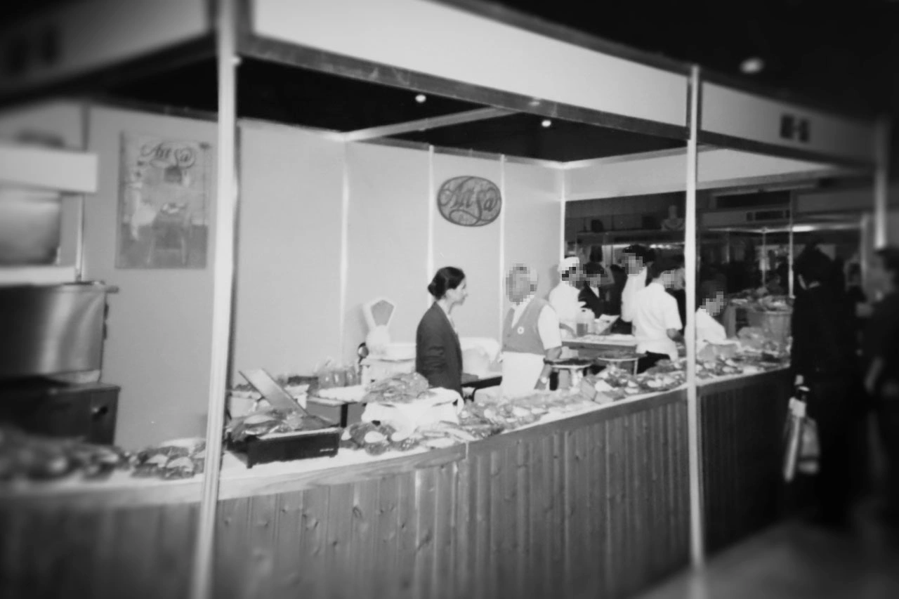 Teresa do Carmo ejerce el control en un stand de la panadería-pasteleria Art Sa en la feria de BioCultura, en el que trabajan varios menores incluso en edad de trabajar / Foto: FA Teresa do Carmo ejerce el control en un stand de la panadería-pasteleria Art Sa en la feria de BioCultura, en el que trabajan varios menores incluso en edad de trabajar / Foto: FA
