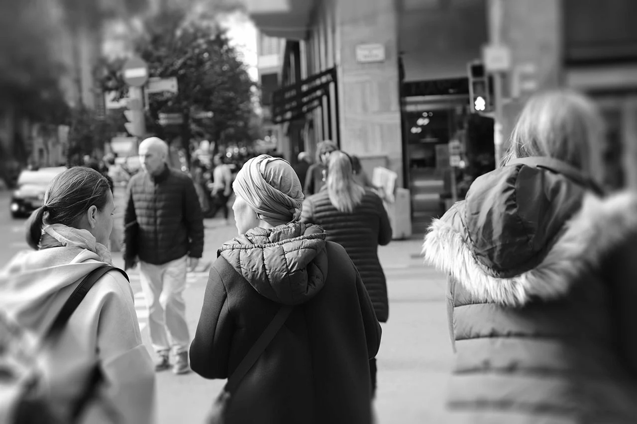 Una persona con claros síntomas de tratamiento de radioterapia, camina en una de las calles más transitadas de Barcelona / Foto: EA Una persona con claros síntomas de tratamiento de radioterapia, camina en una de las calles más transitadas de Barcelona / Foto: EA
