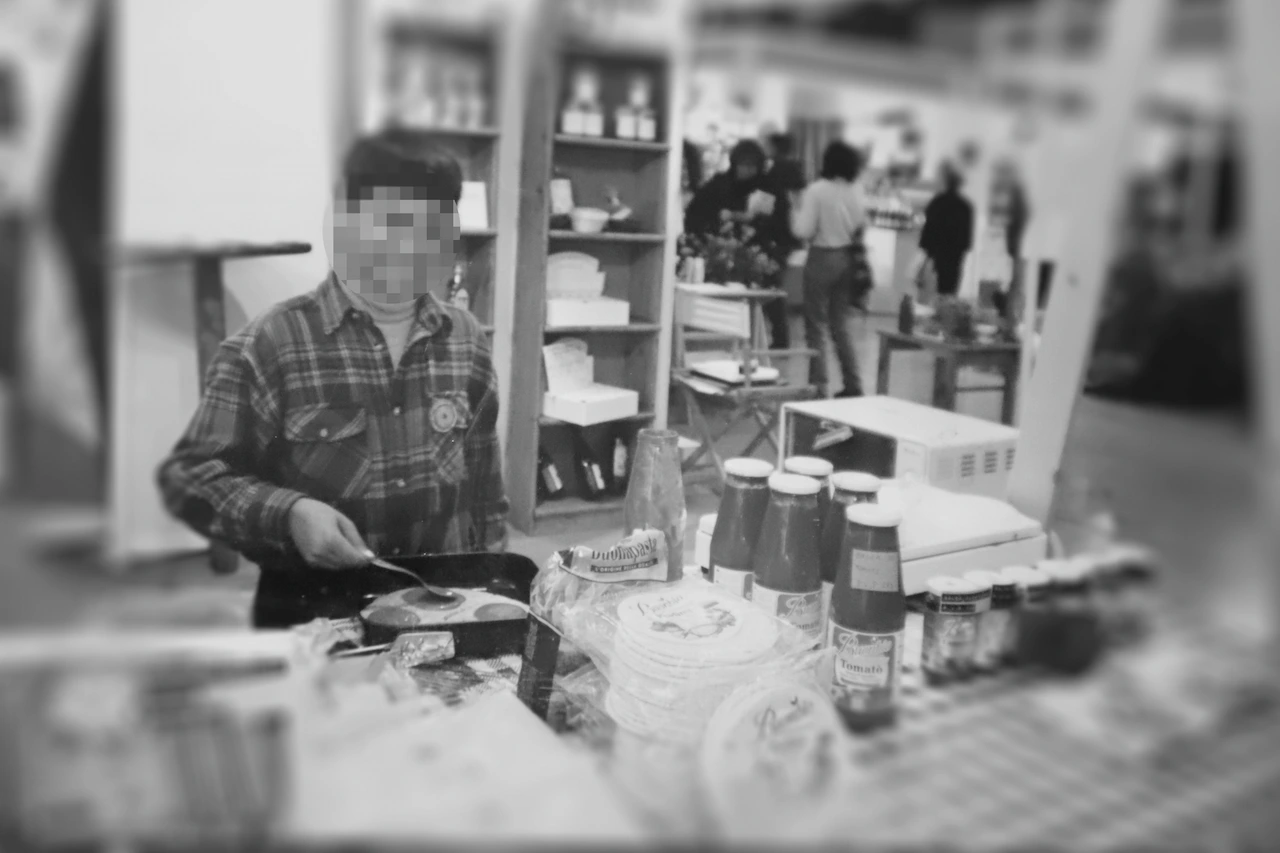 Un menor de edad trabaja en un stand de Biocop S.A. dentro de la feria de Biocultura / Foto: FA Un menor de edad trabaja en un stand de Biocop S.A. dentro de la feria de Biocultura / Foto: FA