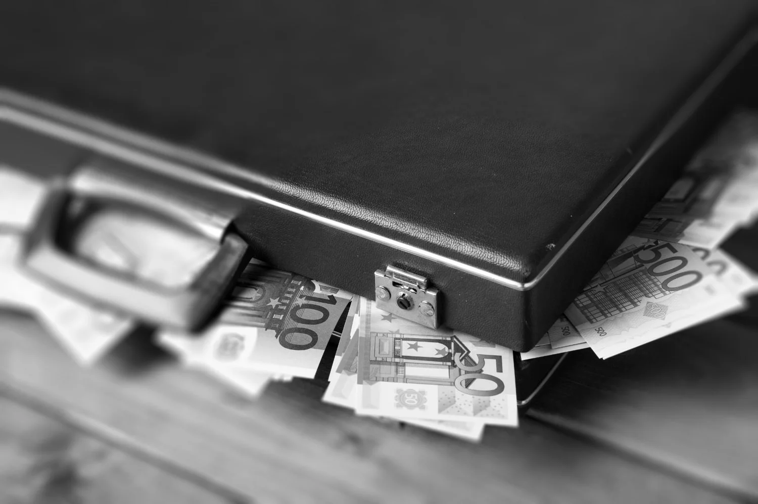 Un maletín que desborda dinero en efectivo, similar al que recuerdan algunos de los testigos, en pesetas o en euros en función de la época / Foto: FP Un maletín que desborda dinero en efectivo, similar al que recuerdan algunos de los testigos, en pesetas o en euros en función de la época / Foto: FP