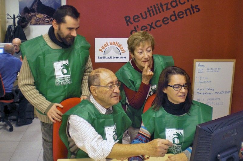 Voluntarios de la entidad durante una campaña en favor del reciclaje en Barcelona / Foto: BdR