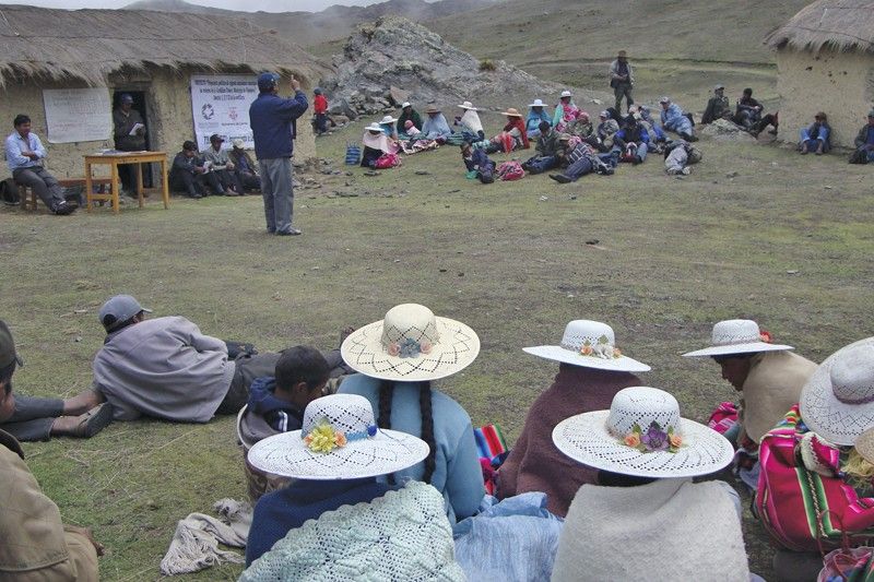 Mujeres campesinas asisten a una reunión sobre procesos de desarrollo local en Tiquipaya (Bolivia) / Foto: BdR