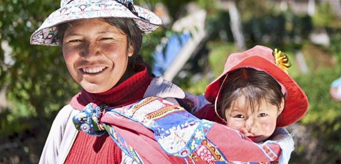 Una mujer carga con su hija,  Chivay, Valle del Colca (Perú) / Foto: Hady Nyah