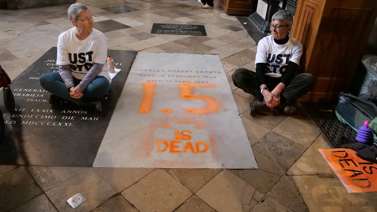 Activistas imputadas por pintar sobre la turmba de Darwin / Foto: Just Stop Oil