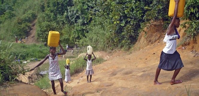 Jóvenes del Congo transportan bidones del líquido / Foto: WWfWaS
