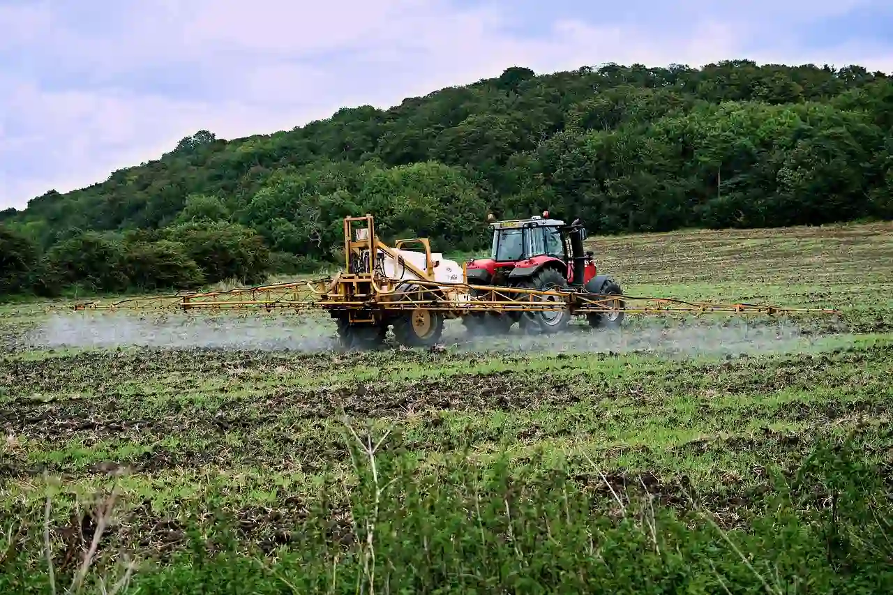 Semana internacional sin pesticidas. Tractor fumigando / Foto: PB