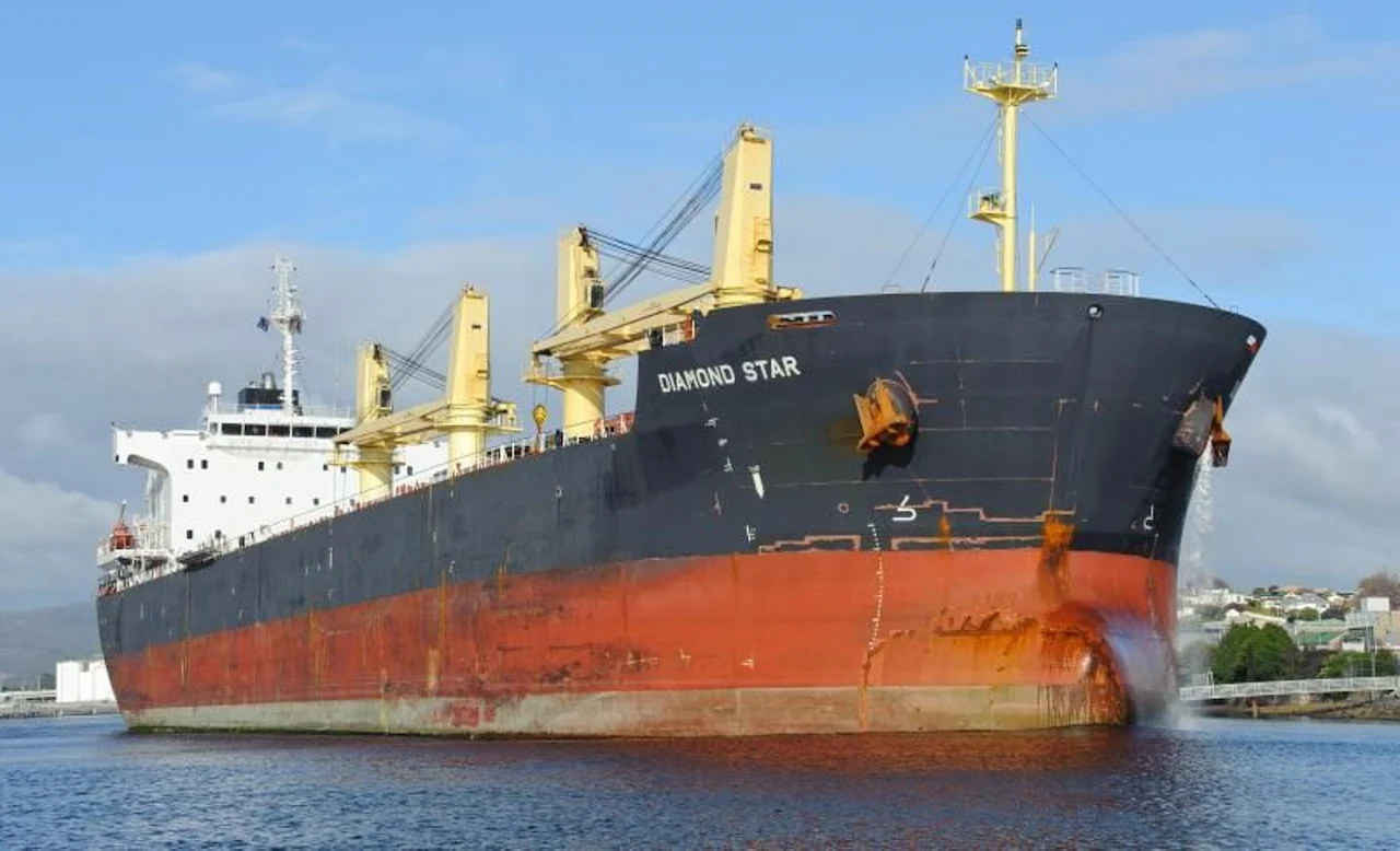 Incidente entre dos buques en Gibraltar mientras hacían bukering. El buque Diamond Star fundeado en la Bahía de Algeciras / Foto: EP