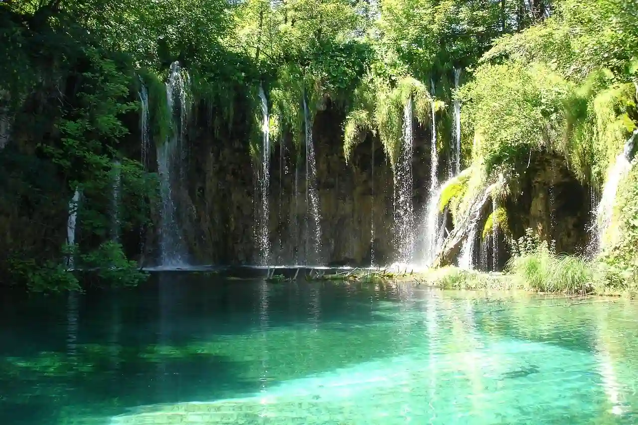 El carbono secuestrado en los últimos 30 años, se almacena en el suelo en los lagos, ríos y humedales. Parque Nacional de los Lagos de Plitvice, Croacia / Foto: PB