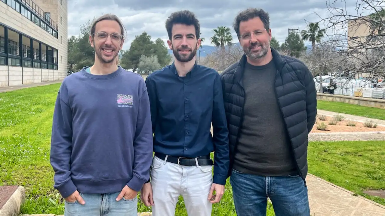 Los investigadores, Miquel Miró, Antoni Jaume Capó y Gabriel Moyà, de la UIB, presentan un estudio sobre la IA explicable / Foto: UIB