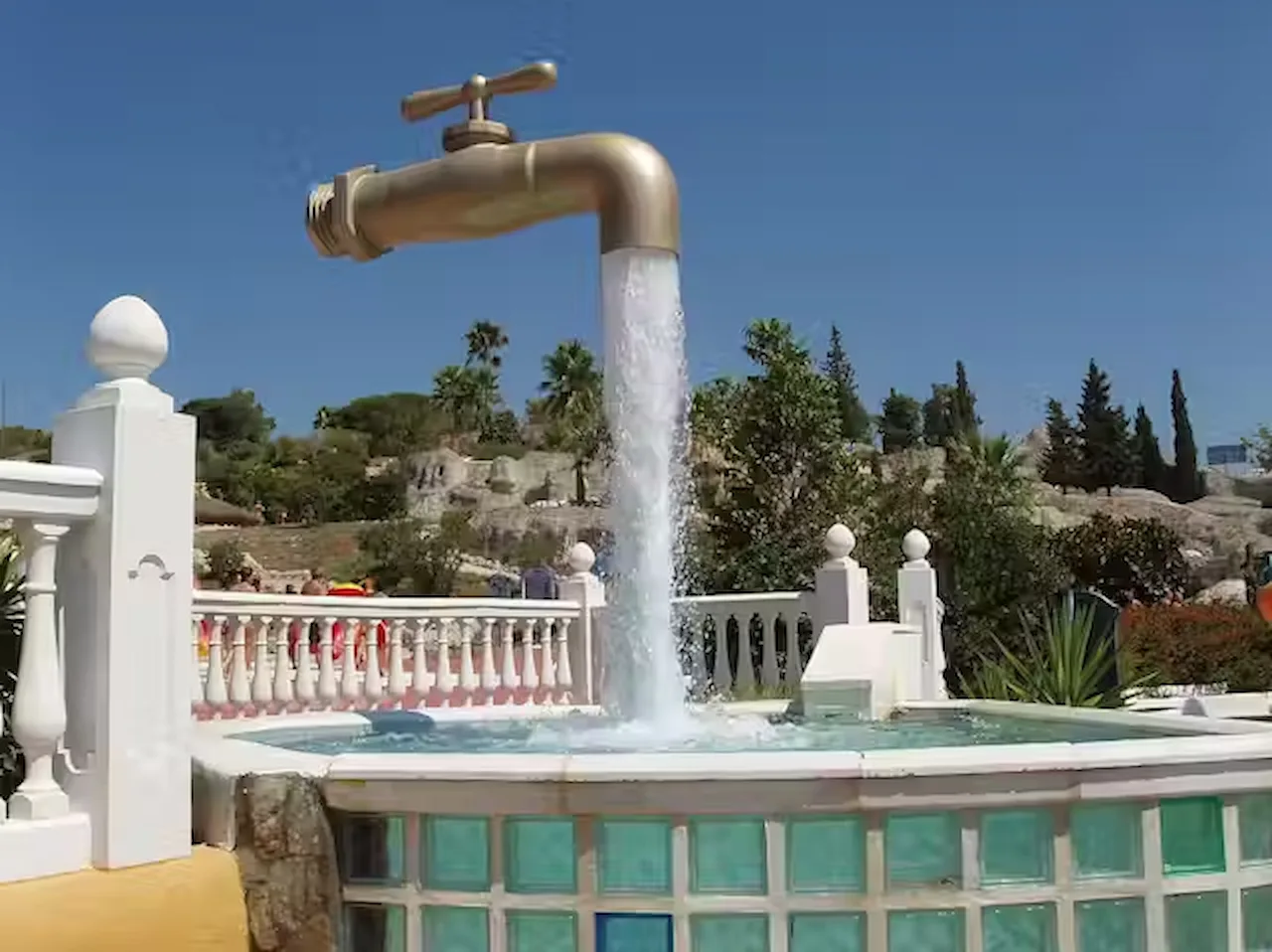 Los antibióticos son difíciles de eliminar de las aguas residuales. Escultura 'Grifo Mágico' / Obra: escultor francés Philippe Gabriel