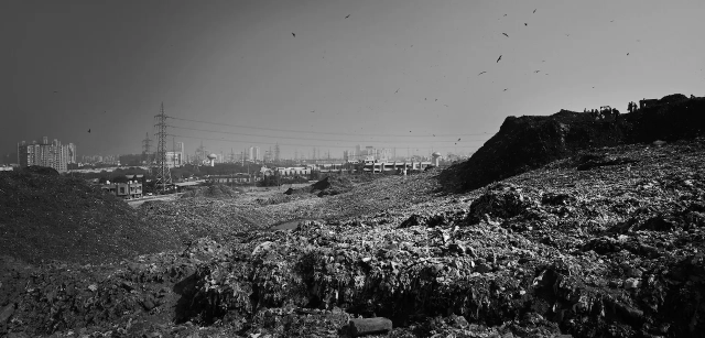 Sobre el vertedero se divisa la ciudad de Nueva Delhi, la capital de India, un país llamado a ser una de las grandes potencias del siglo XXI / Foto: Alfons Rodríguez