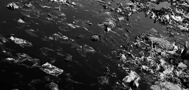 Detalle del líquido lixiviado, que se forma al filtrarse a través de montones de desechos sólidos y es altamente contaminante / Foto: Alfons Rodríguez