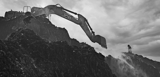Las máquinas trabajan sin cesar. Deben eliminar la basura generada diariamente, entre 1.800 y 2.000 toneladas, una cifra superior a las 1.300 toneladas diarias que el vertedero puede procesar / Foto: Alfons Rodríguez