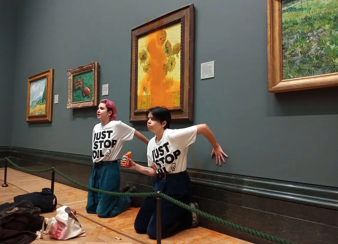 Activistas climáticas tras lanzar sopa de tomate contra 'Los Girasoles' de Van Gogh en la Galería Nacional de Londres / Foto:  Just Stop Oil