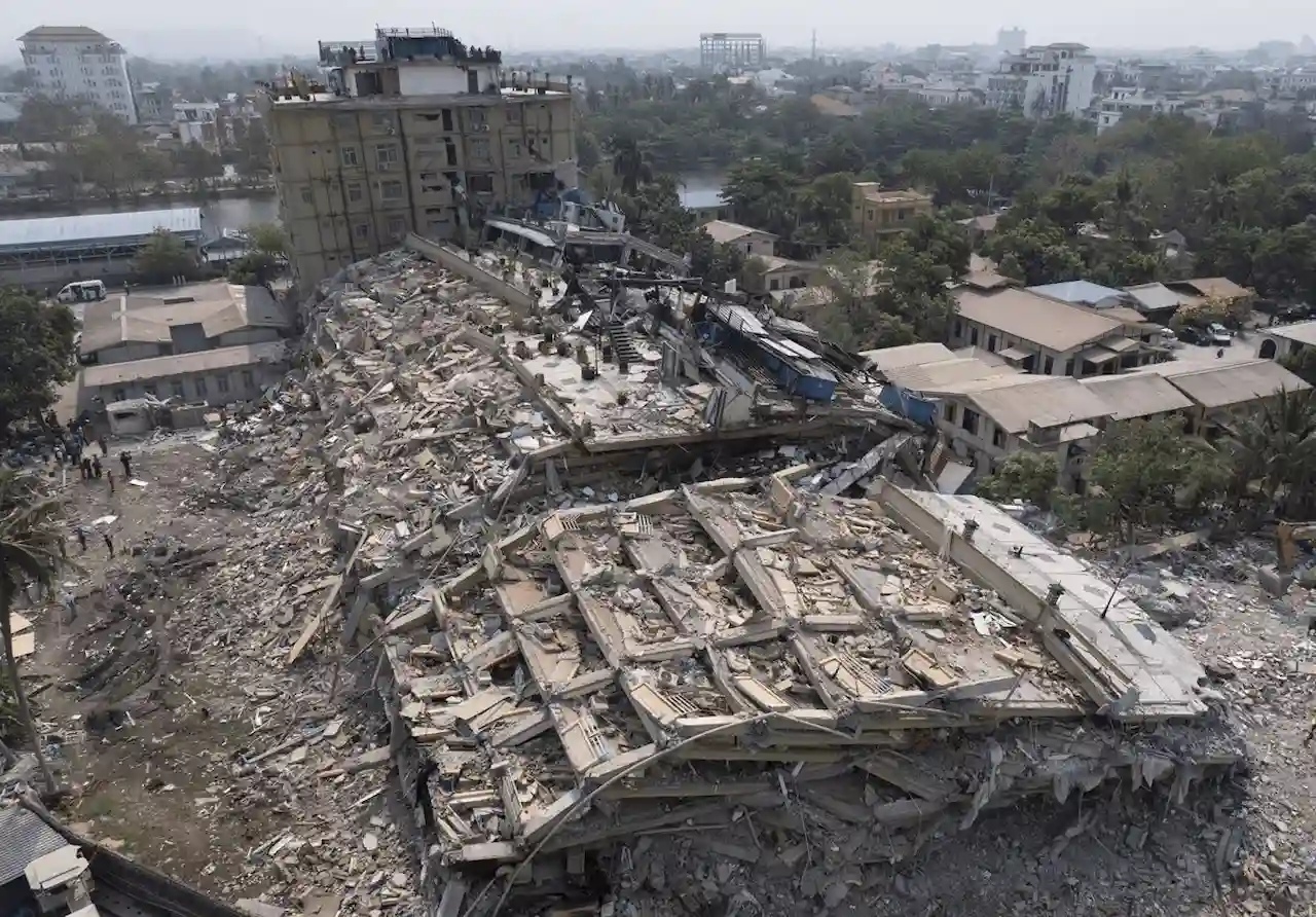 Imagen de archivo de un edificio colapsado en Mandalay, Birmania, tras el terremoto / Foto: EP
