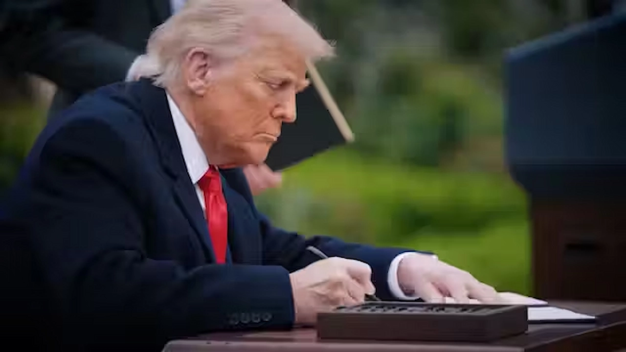 Donald Trump firma los nuevos aranceles ¿día de la liberación económica o día de los inocentes? / Foto: Casa Blanca - YouTube
